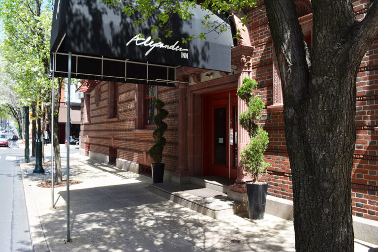Alexander_Inn_entrance