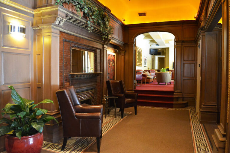Alexander_Inn_living room